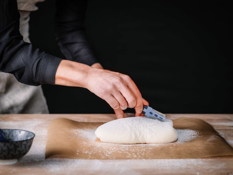 Brot einschneiden mit dem Bäckermesser Lâme de Boulanger im Brot-Shop